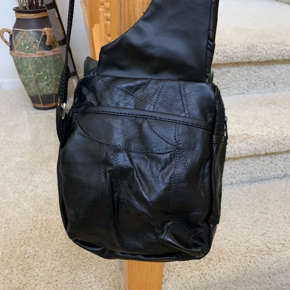 “BLACK PURSE” Over shoulder w/adjustable straps
